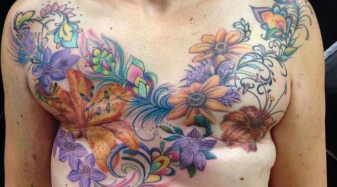 Dua kali menjalani operasi, survivor kanker payudara Cari-Anne Higgins memutuskan untuk membuat tato pada bagian dadanya | via: diply.com