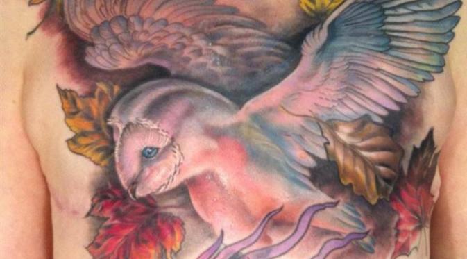 Carrie George menjalani mastektomi pada tahun 2012. Baginya burung hantu, daun, dan bola api memiliki arti simbolis yang sanggup memberi kekuatan sehingga ia merasa damai | via: diply.com