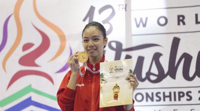 Atlet Wushu Indonesia, Lindswell Kwok meraih medali emas ke-2, pada Kejuaraan Dunia Wushu 2015 di Istora, Senayan, Jakarta, Minggu (15/11/2015).(bola.com/Nicklas Hanoatubun)