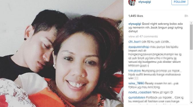 Elly Sugigi mengunggah fotonya bersama suami di ranjang ke media sosial. (foto: instagram.com/elysugigi)