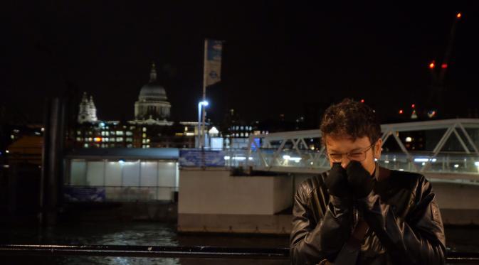 Tingkah Dimas Anggara di lokasi syuting hari ketujuh London Love Story. (foto: dok. Screenplay Productions)