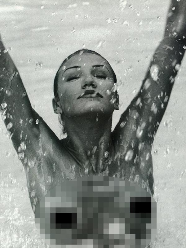 Foto bugil Cameron Diaz di kolam renang pada 1999 (sumber foto: Dailymail.co.uk)