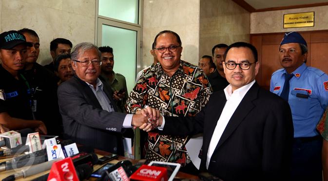 Kedua Wakil Ketua MKD, Hardi Soesilo (kiri), Junimart Girsang (Tengah) bersama Menteri Energi dan Sumber Daya Mineral (ESDM) Sudirman Said usai melakukan pertemuan, di Komplek Parlemen, Jakarta, Senin (16/11/2015). (Liputan6/JohanTallo)