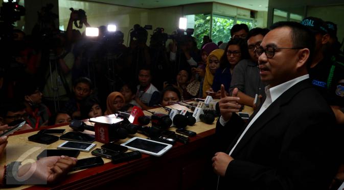 Menteri  ESDM Sudirman Said memberikan keterangan pers usai bertemu dengan Majelis Kehormatan Dewan (MKD) DPR RI di Komplek Parlemen, Jakarta, (16/11/2015). Kedatangannya untuk melaporkan dugaan pelanggaran etik seorang anggota DPR. (Liputan6/JohanTallo)