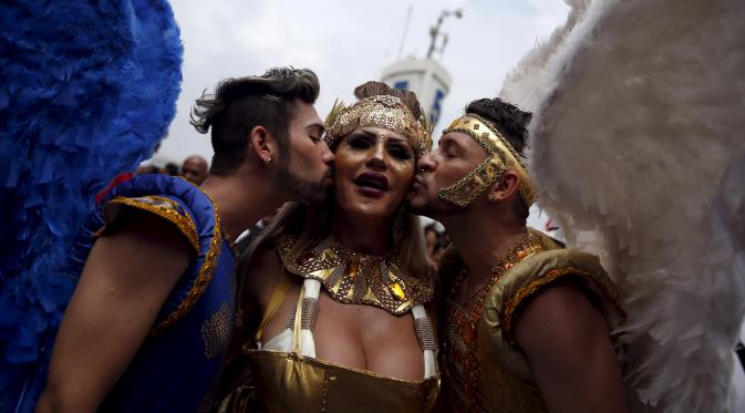 Peserta LGBT (Lesbi, Gay, Bisexual dan Transgender) saat mengikuti parade di pantai Copacabana di Rio de Janeiro, Brasil, (15/11/2015).  Aksi ini dalam bentuk solidaritasi para kaum LGBT untuk memperoleh keadilan di masyarakat. (REUTERS/Pilar Olivares)