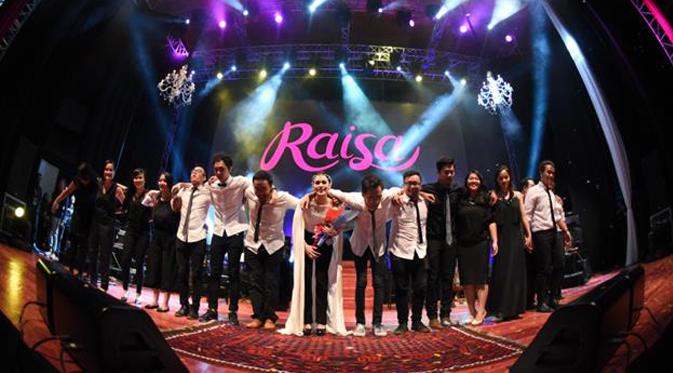 Raisa Andriana saat konser di Surabaya