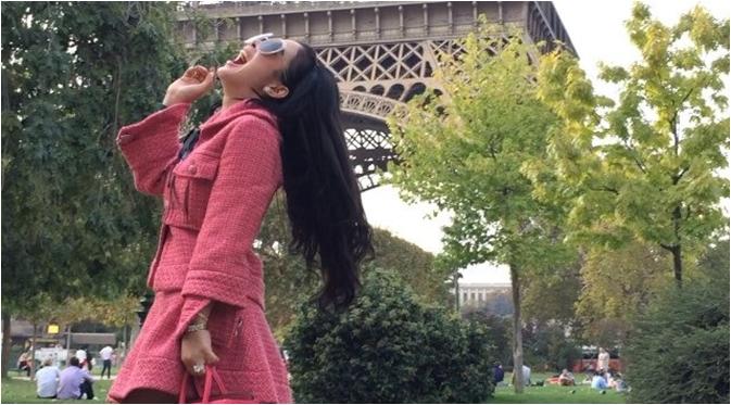 Syahrini Saat Berlibur ke Paris (via Instagram/Syahrini)