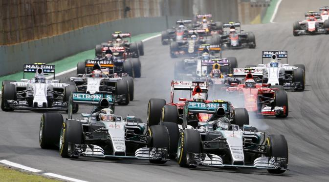 Nico Rosberg bersaing ketat dengan rekan setimnya, Lewis Hamilton, dalam F1 GP Brasil di Sirkuit Interlagos, Sao Paulo, Brasil, Senin (16/11/2015) dini hari WIB. (Reuters/Nacho Doce)