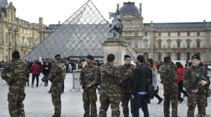 Pengamanan Louvre di Paris setelah sempat ditutup pada Sabtu karena serangan ISIS. (BBC)