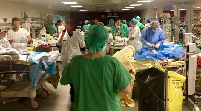 Dokter berdesakan saat melakukan penangan terhadap korban serangan teror di Paris. Foto ini memberikan gambaran bagaimana penderitaan orang-orang yang terluka akibat serangan mematikan di Stade de France.