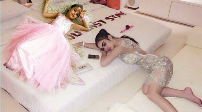 Foto yang diunggah pemeran Elif tengah bobo bersama Syahrini [foto: Instagram]