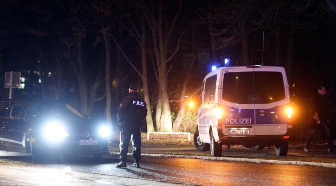 Polisi dengan senjata lengkap masih berjaga-jaga di sekitar stadion Hannover pada Selasa (17/11/2015) waktu setempat (REUTERS/Fabian Bimmer)