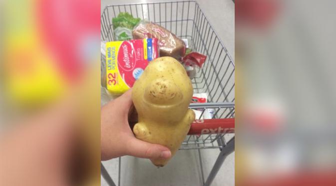 Si kentang dengan wajah dan tangan ditemukan di pasar swalayan. (foto: Facebook/Roberta Bernardo)