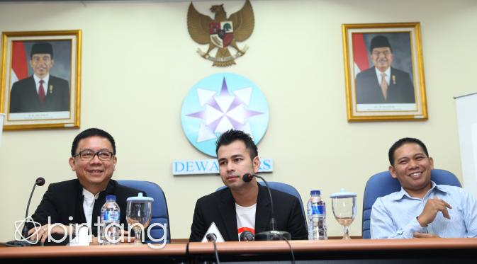 Raffi Ahmad dilaporkan oleh Sutrisno Bunyil atas dugaan melakukan fitnah, pencemaran nama baik melalui media elektronik. Laporan tersebut dilakukan Sutrisno ke Polda Metro Jaya pada Senin (9/11/2015). (Andy Masela/Bintang.com)