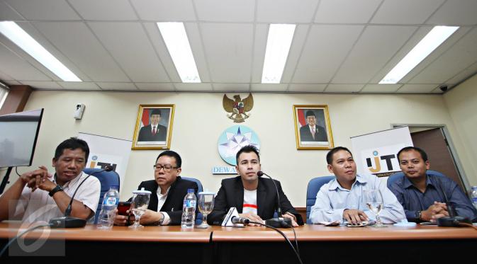 Raffi Ahmad bersama sejumlah jajaran Dewan Pers memberi keterangan pers di Jakarta, Rabu (18/11). Raffi datang meminta bantuan terkait dugaan merendahkan profesi wartawan yang dilaporkan Forwan ke Polda Metro Jaya.  (Liputan6.com/Immanuel Antonius)
