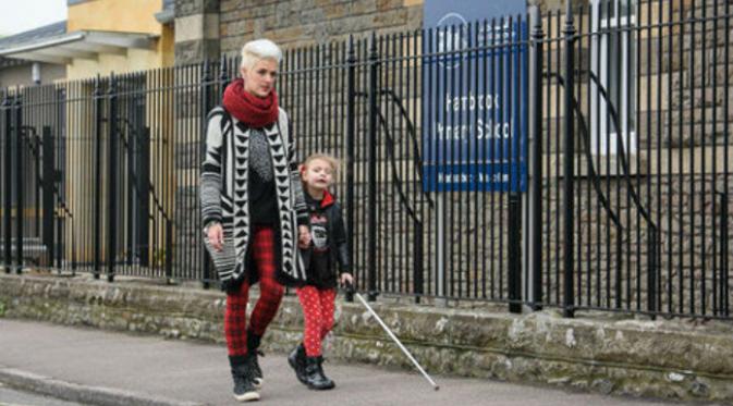Kristy mengungkapkan tongkat yang digunakan Lily-Grace membantunya mandiri. (foto: bristolpost.co.uk)