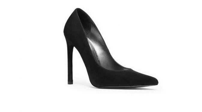 Heels hitam bagi pecinta gaya klasik (sumber. Huffington Post)
