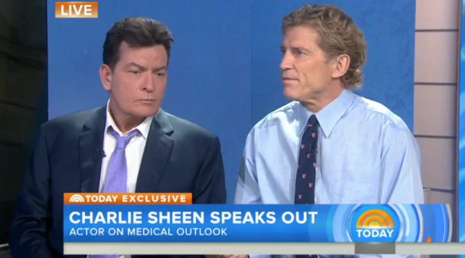 Charlie Sheen didampingi dokter yang merawatnya, Robert Huizenga (kanan) dalam acara Today Show. 