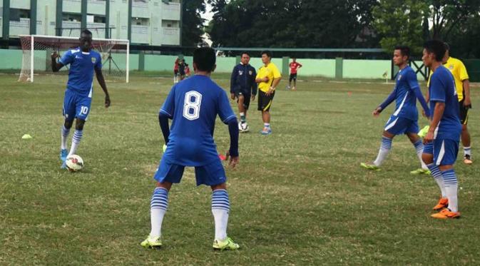 Persib menjalani latihan rutin di Surabaya jelang laga versus Surabay United, Rabu (18/11/2015). Persib fokus memperbaiki lini depan dan belakang. (Bola.com/Zaidan Nazarul)