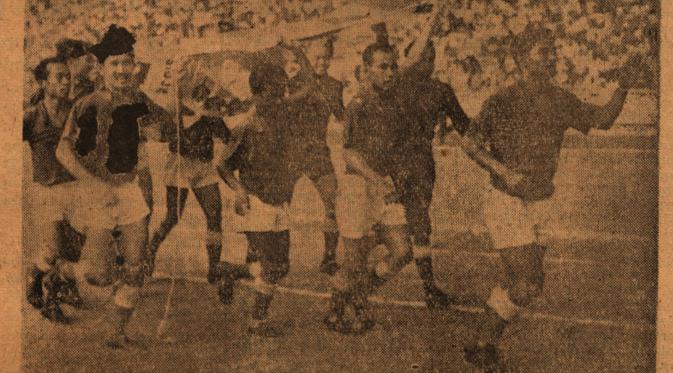 Soetjipto Soentoro, menikmati kegembiraan usai mengantar Persija Jakarta juara kompetisi perserikatan 1964. (Bola.com/Dokumentasi Aneka)