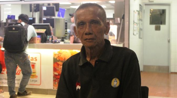 Yudo Hadianto, kiper legendaris Persija Jakarta yang kini berusia 74 tahun dan masih aktif melatih pemain usia dini. (Bola.com/Wiwig Prayugi)