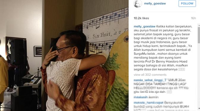 Melly Goeslaw mengunggah foto Anto Hoed saat berpelukan dengan ayahnya. (foto: instagram.com/melly_goeslaw)