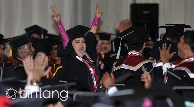 Wisuda menjadi hari paling bahagia bagi Jupe, 4 tahun menimba ilmu di Universitas Bung Karno (UBK), Jakarta Pusat akhirnya berbuah manis. Julia Perez resmi menyandang gelar sarjana hukum dengan nilai yang memuaskan. (Deki Prayoga/Bintang.com)