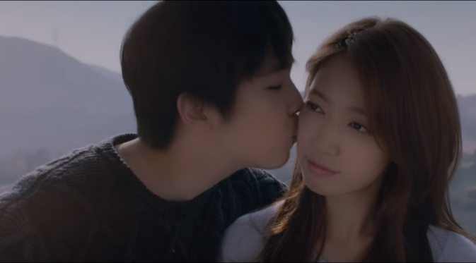 Lee Hong Ki dan Park Shin Hye beradegan sebagai sepasang kekasih di musik video `Insensible` [foto: Youtube]