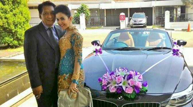 Andi Soraya menikah dengan pengusaha yang berusia 17 tahun lebih tua darinya, Rudy Sutopo. Meski pada tahun ini pernikahan mereka harus berakhir menghadapi perceraian. (via instagram/@andisoraya_real)