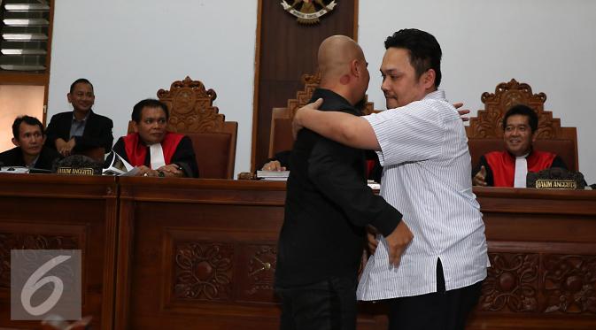 Ahmad Dhani dan Farhat Abbas bertemu di Pengadilan Negeri Jakarta Selatan, Kamis (19/11/2015). [Foto: Herman Zakaria/Liputan6.com]