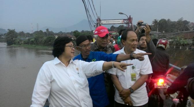 Menteri Lingkungan Hidup dan Kehutanan Siti Nurbaya Bakar mengecek Bendung Katulampa, Bogor, Jawa Barat. (Liputan6.com/Achmad Sudarno)