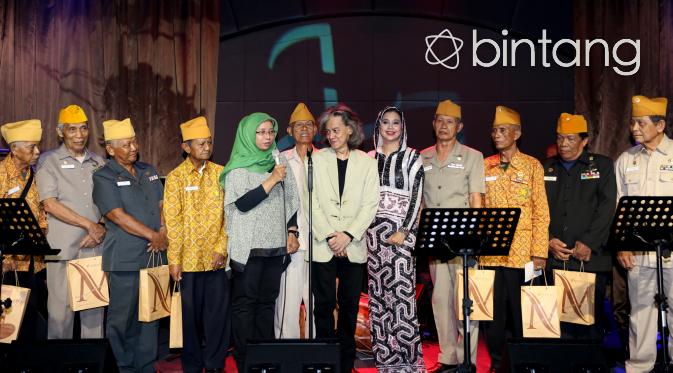 Ayu Azhari dan Fariz RM bersama para veteran di konser amal. (Andy Masela/Bintang.com)