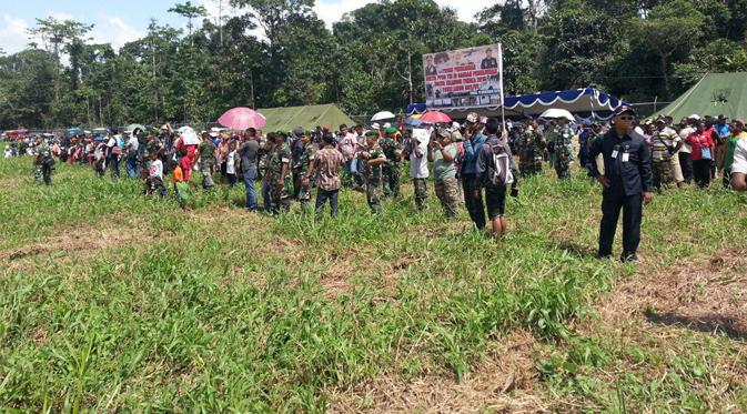 Ribuan masyarakat itu terdiri dari pelajar TK, SD hingga SMA/SMK, Pramuka, PNS dan masyarakat adat setempat. 