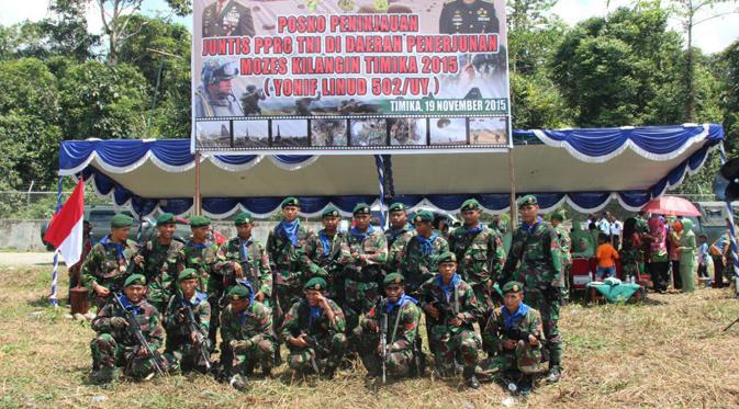 Ribuan masyarakat itu terdiri dari pelajar TK, SD hingga SMA/SMK, Pramuka, PNS dan masyarakat adat setempat. 