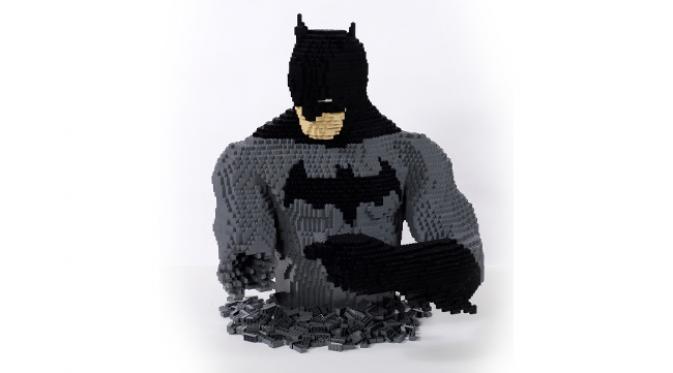 Patung sedada Batman yang 'membangun diri'. (foto: Guardian)