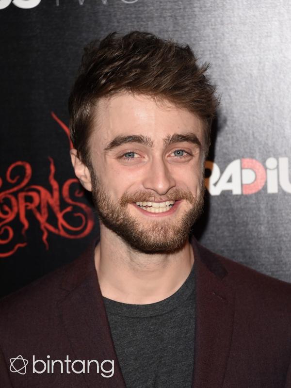 Ditrailer tersebut bintang film Harry Potter tersebut nampak kikuk saat menunjukkan keahlian sulapnya. (AFP/Bintang.com)