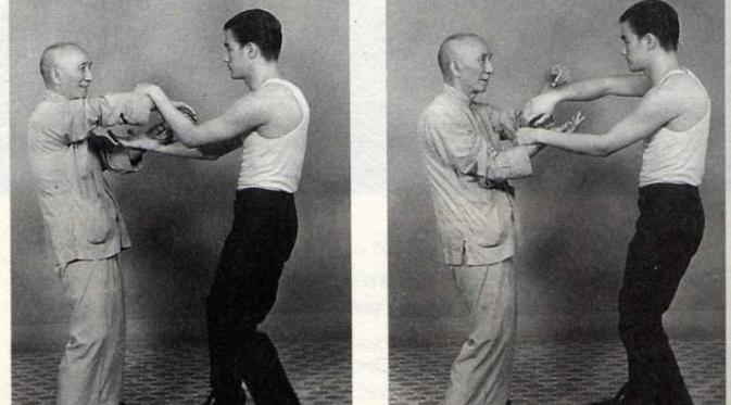 Bruce Lee saat berlatih dengan gurunya, Ip Man. (dok. istimewa)