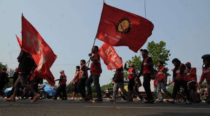 Para buruh saat long march menuju Tugu Proklamasi, Menteng, Jakarta Pusat, Jumat (20/11/2015). (Liputan6.com/Helmi Fithriansyah)