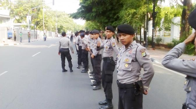 Pagar betis aparat kepolisian menjaga aksi buruh di Tugu Proklamasi, Menteng, Jakarta Pusat. (Liputan6.com/Putu Merta Surya Putra)