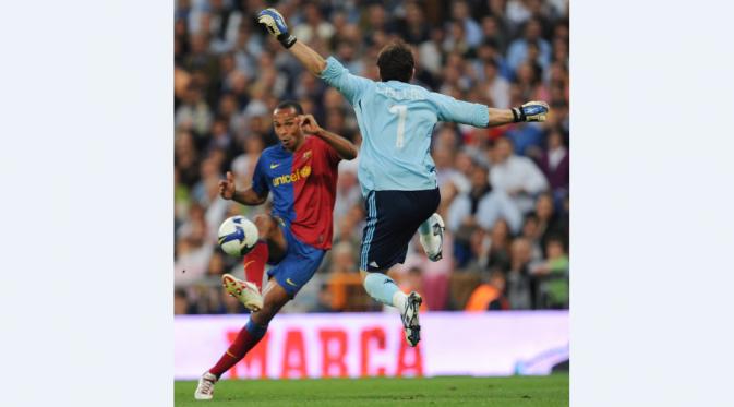 Thierry Henry menaklukkan Iker Casillas dengan 2 gol kala Barcelona menang 6-2 atas Real Madrid di Stadion Santiago Bernabeu, Madrid, (2/5/2009). (AFP Photo/Javier Soriano)