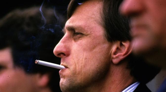 Johan Cruyff menghisap rokok di pinggir lapangan