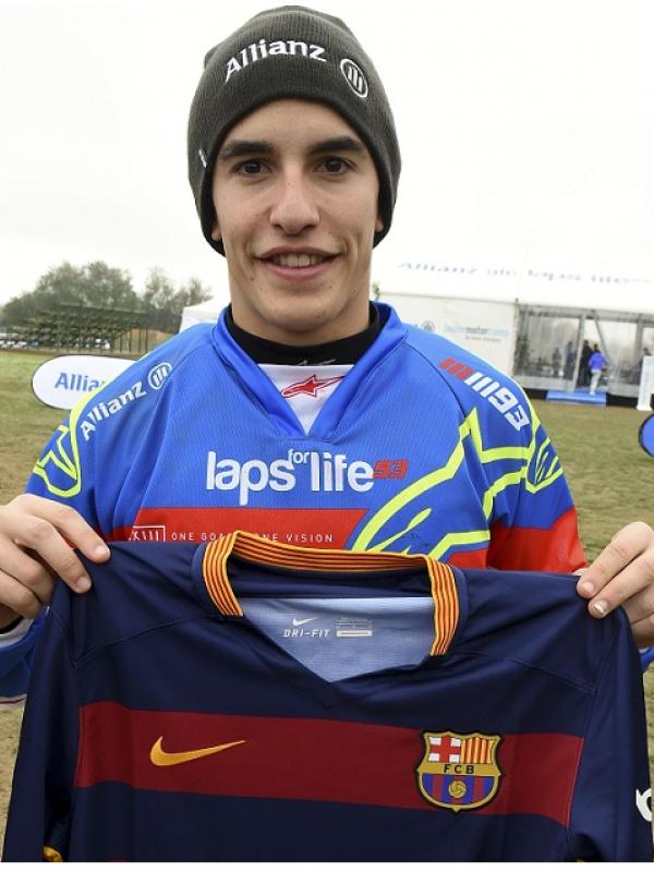Marc Marquez memamerkan jersey Barcelona (Mundo Deportivo)