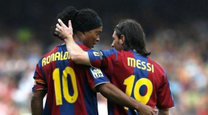 Ronaldinho (kiri) dan Lionel Messi, saat membela Barcelona. Foto ini diunggah Ronaldinho ke Instagram miliknya saat Messi sukses memecahkan rekor gol La Liga pada 11 November 2014. (Instagram ronaldinhooficial)
