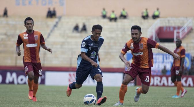Gelandang gaek Pusamania Borneo FC, Ponaryo Astaman, berniat mempersembahkan gelar juara buat publik Samarinda. (Bola.com/Vitalis Yogi Trisna)
