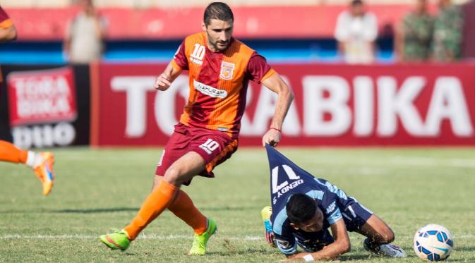 Pemain Borneo FC, Srdjan Lopicic, berusaha melewati pemain Persela, Dendi Sulistyawan, pada laga Piala Jenderal Sudirman di Stadion Gelora Delta Sidoarjo, Sabtu (21/11/2015). (Bola.com/Vitalis Yogi Trisna)