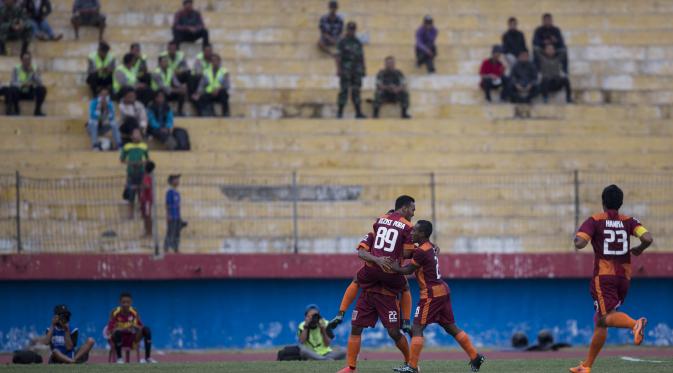 Para pemain Borneo FC merayakan gol yang dicetak Sultan Samma pada laga Piala Jenderal Sudirman melawan Persela di Stadion Gelora Delta Sidoarjo, Sabtu (21/11/2015). Borneo FC menang 1-0 atas Persela. (Bola.com/Vitalis Yogi Trisna)