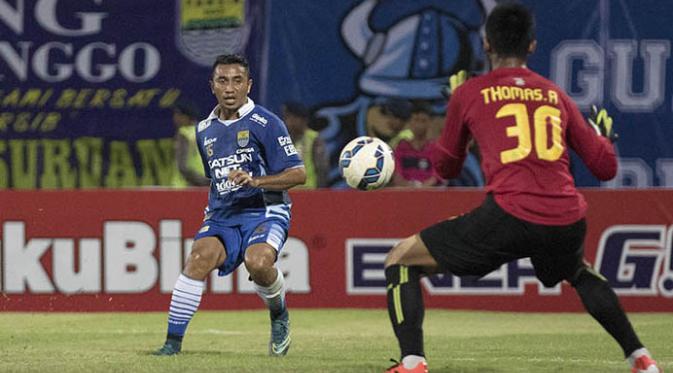 Pemain Persib, Firman Utina, berusaha menaklukkan kiper Surabaya United, Thomas Ryan Bayu, dalam lanjutan Grup C Piala Jenderal Sudirman 2015 di Stadion Gelora Delta Sidoarjo, Sabtu (21/11/2015). (Bola.com/Vitalis Yogi Trisna)