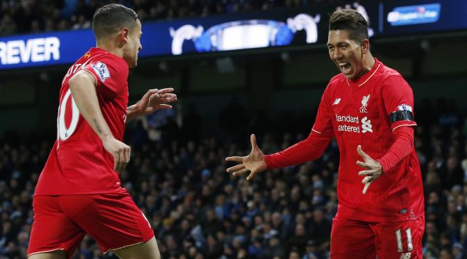 Striker Liverpool Roberto Firmino bersama rekannya, Philippe Coutinho, merayakan gol setelah bek Manchester City Eliaquim Mangala melakukan gol bunuh dalam lanjutan Liga Premier Inggris, Minggu (22/11/2015). (Liputan6.com/Reuters / Phil Noble Livepic) 