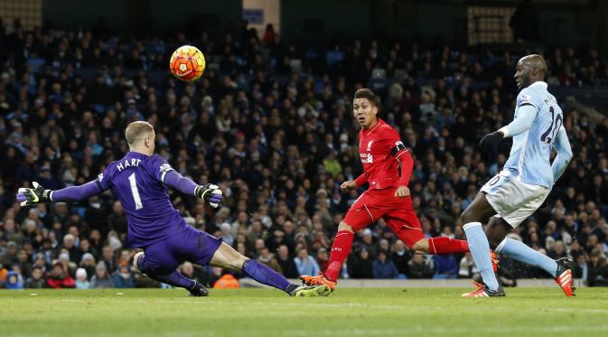 Striker Liverpool Roberto Firmino nyaris mencetak gol kedua ke gawang Manchester City jika tidak dihalau kiper Joe Hart dalam lanjutan Liga Premier Inggris, Minggu (22/11/2015). (Liputan6.com/ Reuters / Carl Recine Livepic) 