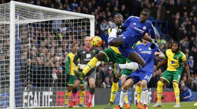  Pemain Chelsea Kurt Zouma  (kanan) berebut bola dengan pemain Norwich Sebastien Bassong  pada lanjutan Liga Premier Inggris di Stamford Bridge, London, Sabtu (21/11/2015).  (Reuters/Andrew Boyers)